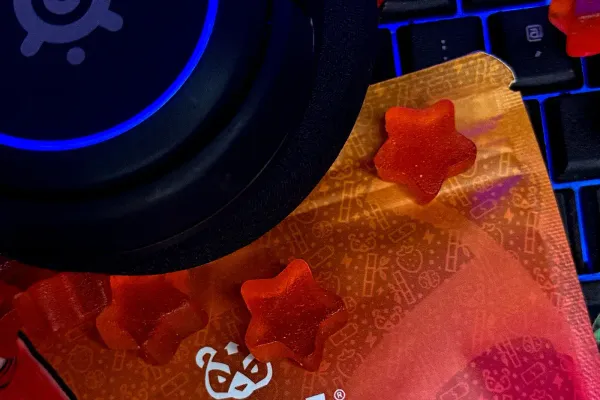 L-theanine and caffeine combination for calm gaming focus